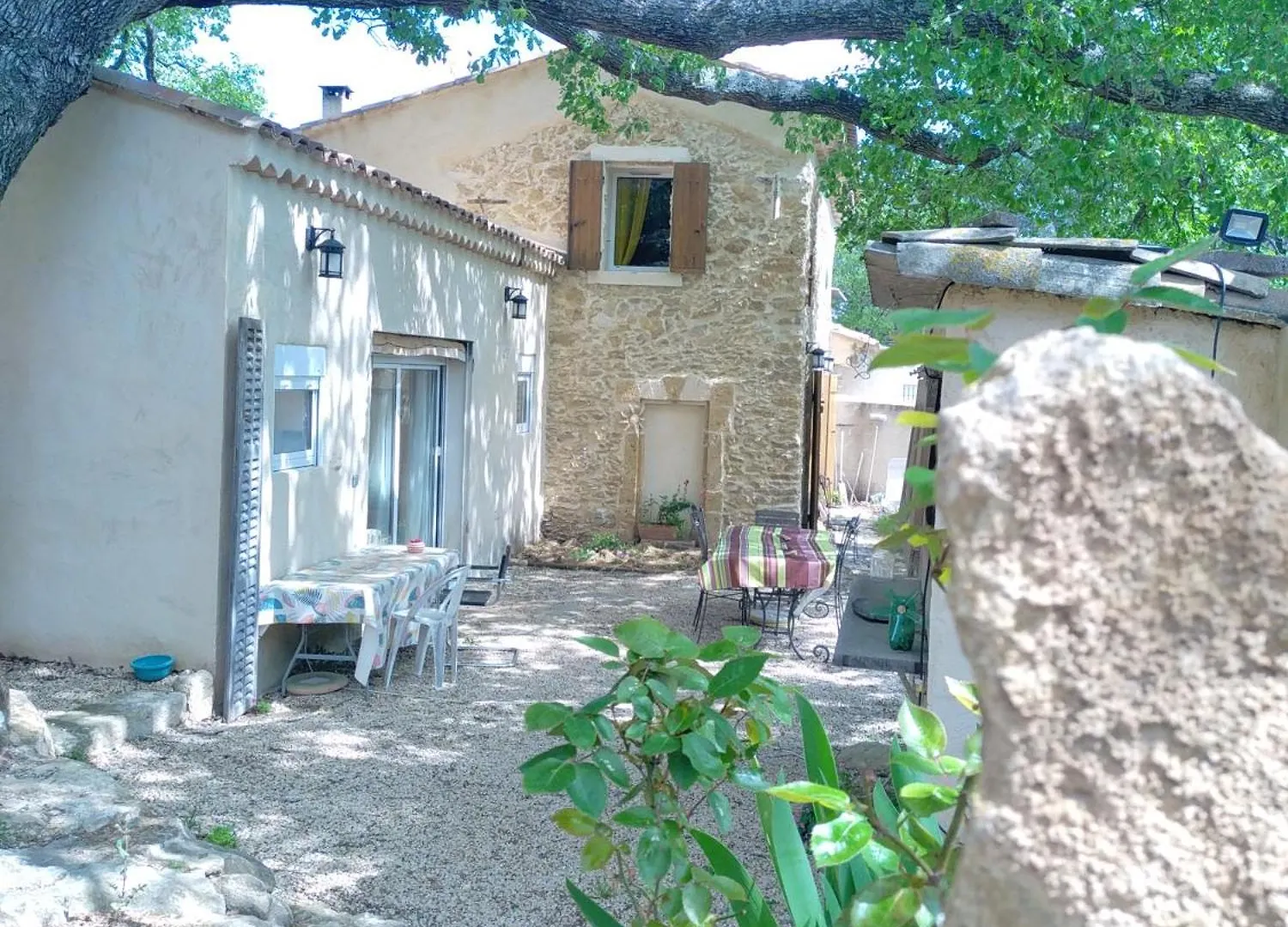 Sous un chêne bicentenaire agréable Chambre avec jardin et espace de W Lambesc